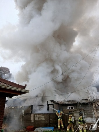 18일 오후 2시 18분께 전북 군산시 사정동의 한 주택에서 불이 났다.(전북소방본부 제공. 재판매 및 DB금지)