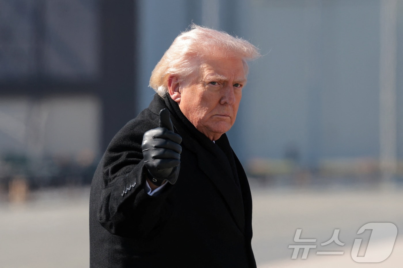 도널드 트럼프 미국 대통령이 18일(현지시간) 델라웨어주 도버 공군기지에서 열린 이란 군사작전 미군 전사자 유해 귀환 행사에 참석한 뒤 메릴랜드주 앤드루스 합동기지로 향하기 위해 에어포스원(미 대통령 전용기)으로 걸어가며 엄지를 들어 보이고 있다. 2026.03.18. ⓒ 로이터=뉴스1