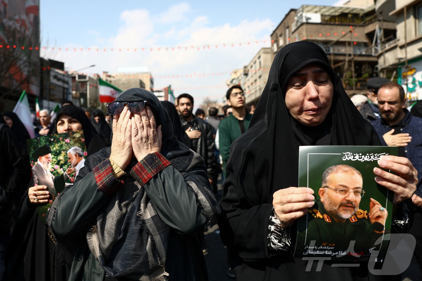 알리 라리자니 이란 최고국가안보회의(SNSC) 사무총장과 이란 해군 호위함 '아이리스 데나'(IRIS Dena)호 희생자들의 장례식을 위해 18일(현지시간) 테헤란에 사람들이 모여있다. ⓒ 로이터=뉴스1