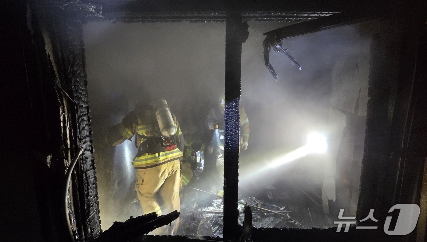 19일 오전 4시25분쯤 경북 경주시 강동면의 한 아파트에서 불이나 소방대원들이 진화하고 있다.(경북소방본부 제공. 재판매 및 DB 금지)2026.3.19/뉴스1
