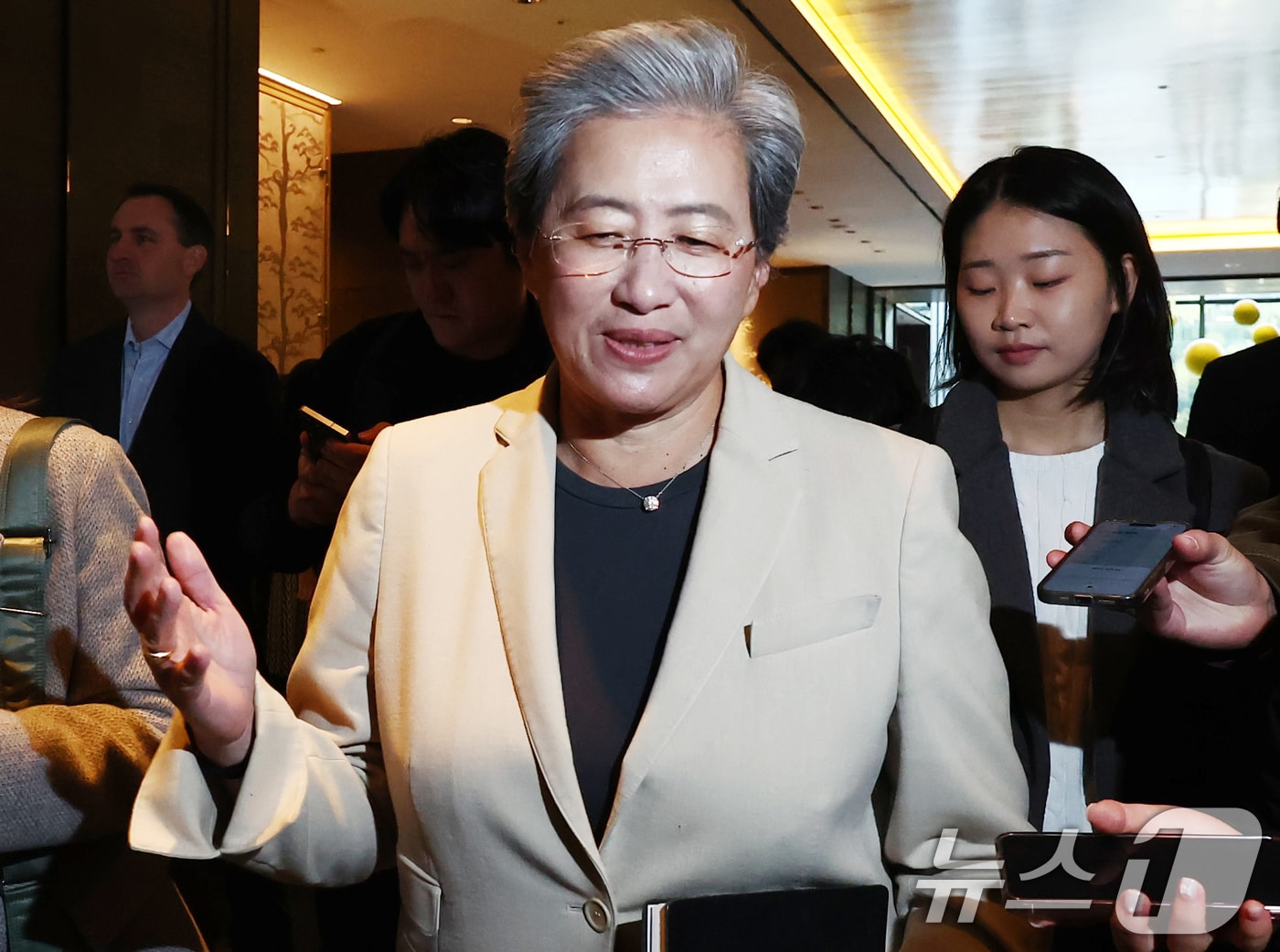 AMD 시총 첫 1조달러 돌파…AI 열풍에 주가 10% 급등, 사상 최고