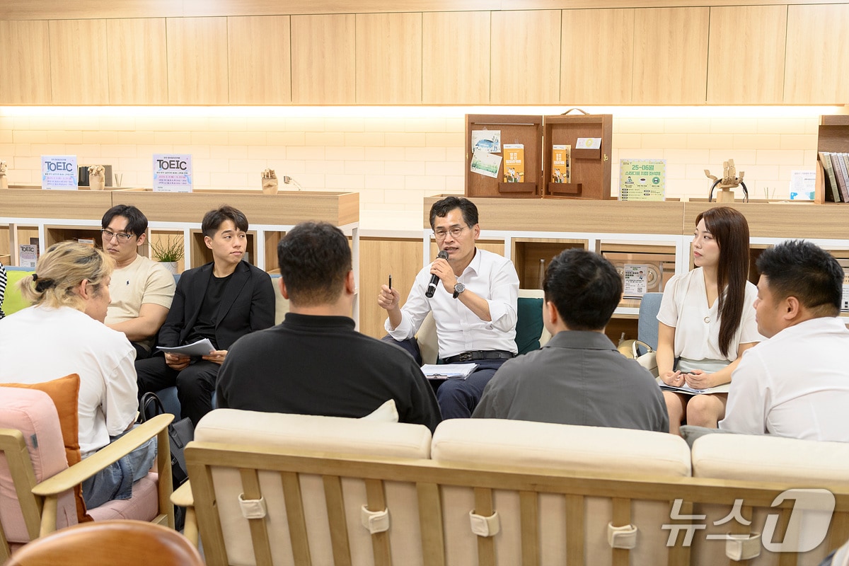 지역 청년들과 토론하고 있는 이기재 양천구청장.(양천구 제공)