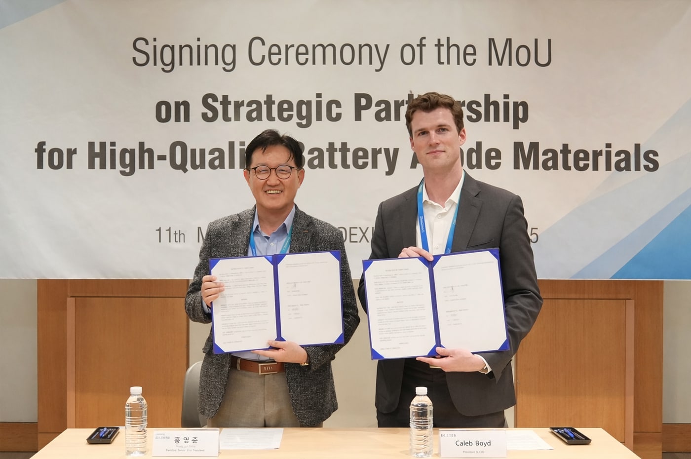 홍영준 포스코퓨처엠  기술연구소장(왼쪽), 캘럽 보이드 몰튼  최고기술책임자(CTO)가 '메탄가스를 활용한 천연흑연 음극재 원료 공동개발 양해각서' 체결후 기념사진을 찍고 있다.(포스코퓨처엠 제공)