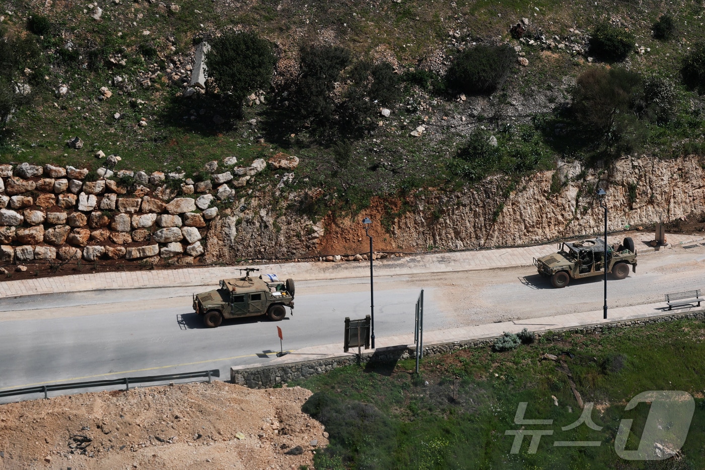 이스라엘과 레바논의 친이란 무장정파 헤즈볼라 간 충돌이 계속되는 가운데 이스라엘의 군용 차량이 17일(현지시간) 이스라엘과 레바논 국경에 배치되고 있다. 2026.3.19. ⓒ 뉴스1 ⓒ 로이터=뉴스1