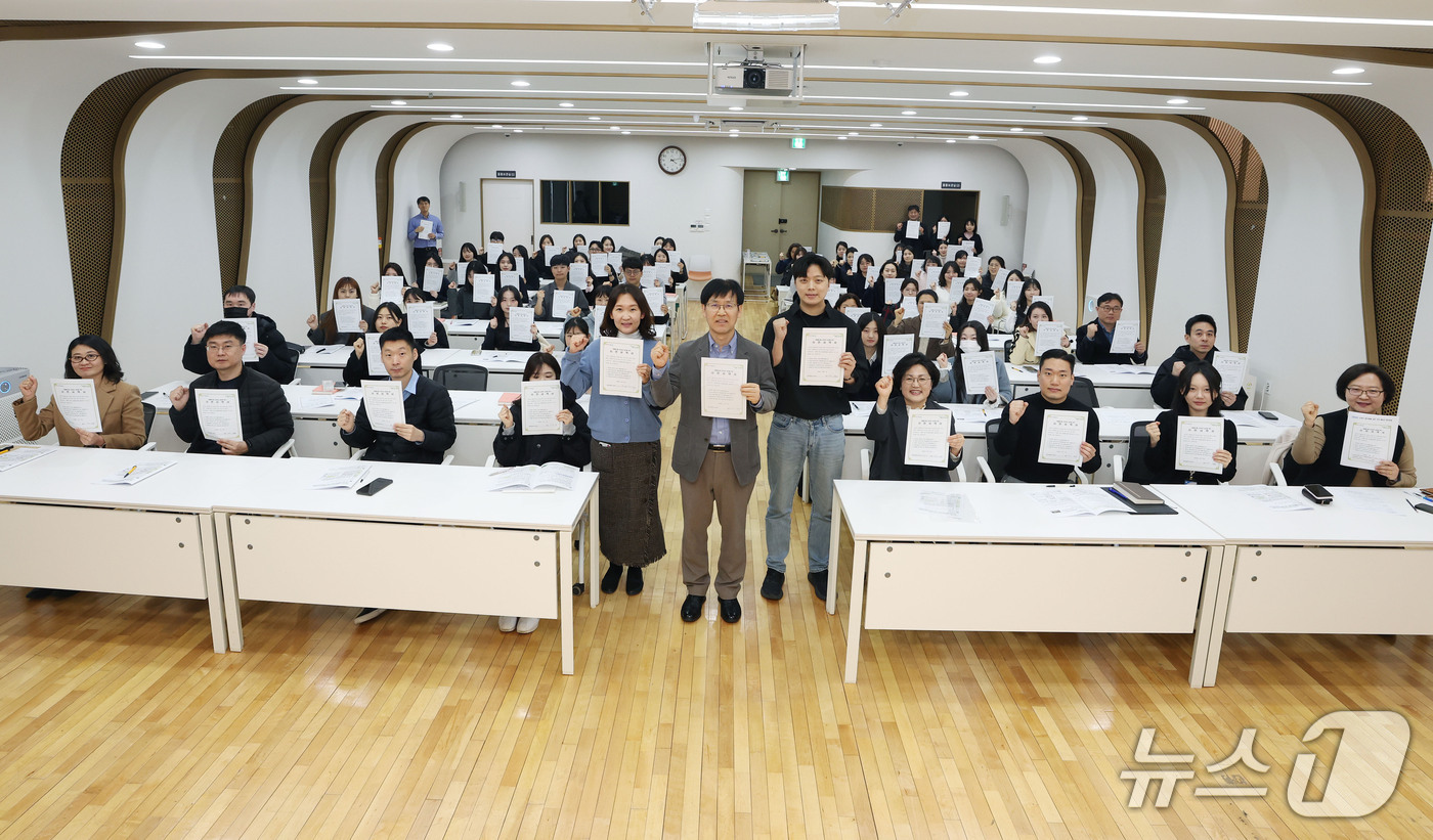 생활폐기물 다이어트 실천서약식 김진만 강남구 부구청장(가운데) 모습.(강남구 제공)
