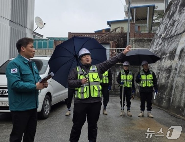 강원 원주시가 최근 해빙기 취약시설 집중 안전점검에 나선 가운데, 김문기 원주부시장이 지난 18일 현장에서 점검 활동에 참여하고 있다. (원주시 제공. 재판매 및 DB금지) 2026.3.19/뉴스1