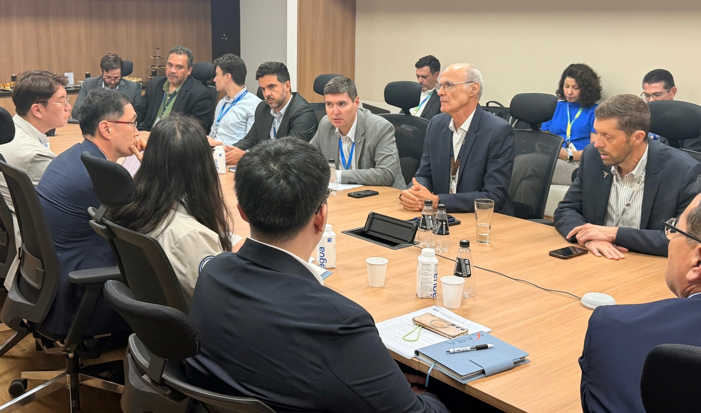 민관사절단이 엠브라에르(Embraer) 수뇌부와 양국 항공산업 협력 확대 방안을 논의하고 있다.(우주항공청 제공)