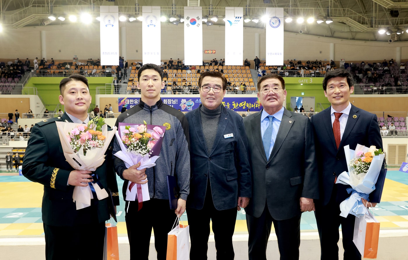 김동일 보령시장(가운데)이 하선우 중사, 이상준 병장, 조용철 대한유도회장, 김재훈 유도지도관 감독과 기념촬영을 하고 있다.
