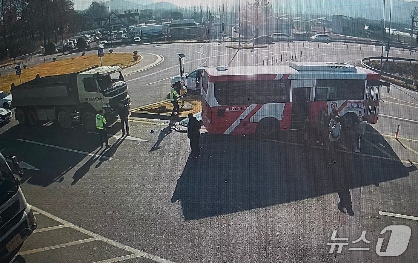 19일 오전 8시 58분쯤 전남 담양군 담양읍의 한 회전교차로에서 덤프트럭과 고속버스가 충돌해 소방당국이 수습하고 있다.(전남소방본부 제공. 재판매 및 DB 금지)