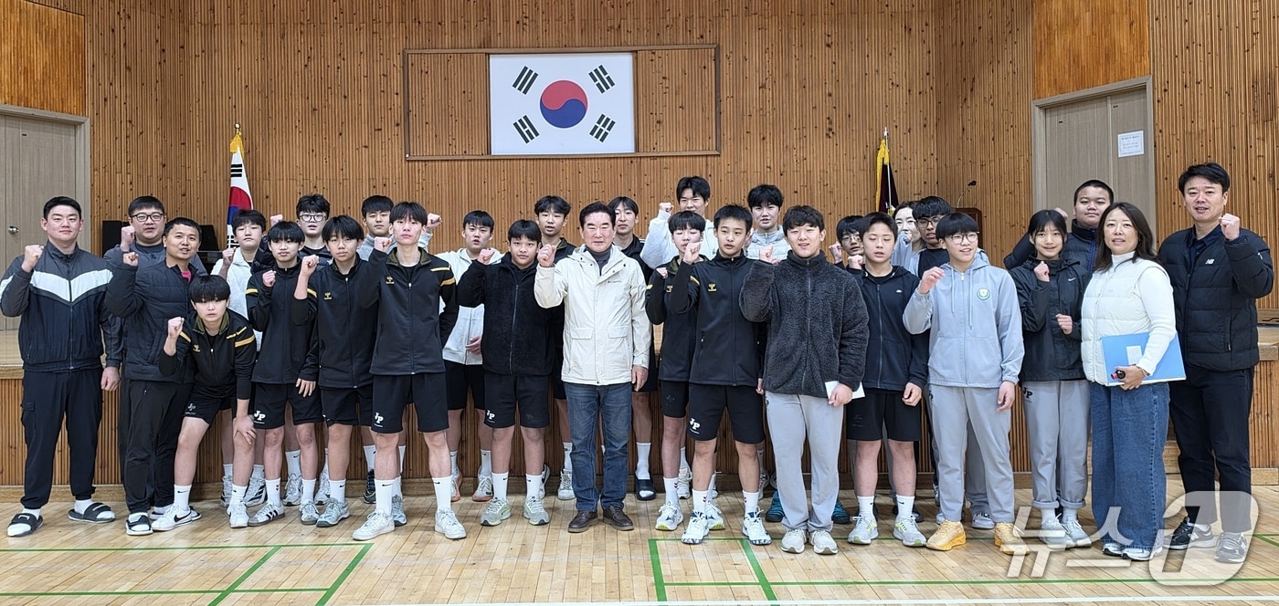 19일 증평군체육회가 증평중학교를 찾아 충북소년체육대회 출전 선수들을 격려하고 있다.(증평군 제공. 재판매 및 DB금지)