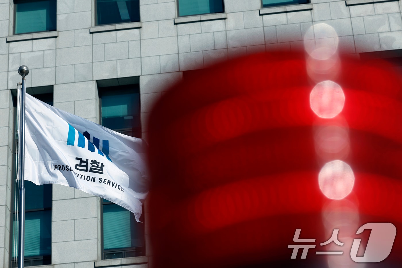 서울 서초구 대검찰청 게양대에 검찰 깃발이 바람에 휘날리고 있다. 2026.3.19 ⓒ 뉴스1 박정호 기자