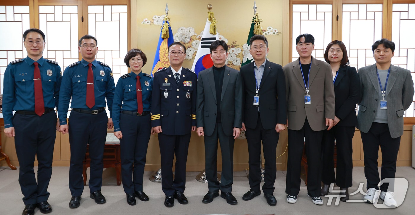 경기남부경찰청과 수원월드컵경기장관리재단 관계자들이 18일 다중운집 행사 사고 예방을 위한 업무협약(MOU)을 맺고 기념촬영을 하고 있다. (수원월드컵경기장재단 제공. 재판매 및 DB 금지) 2026.3.19/뉴스1