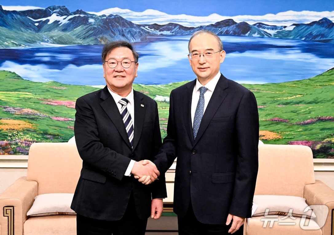 김태년 한중의원연맹 회장(왼쪽)과 황창 지린성 위원회 서기가 18일 창춘시에서 회담했다. (사진출처=지린성 인민정부 홈페이지)