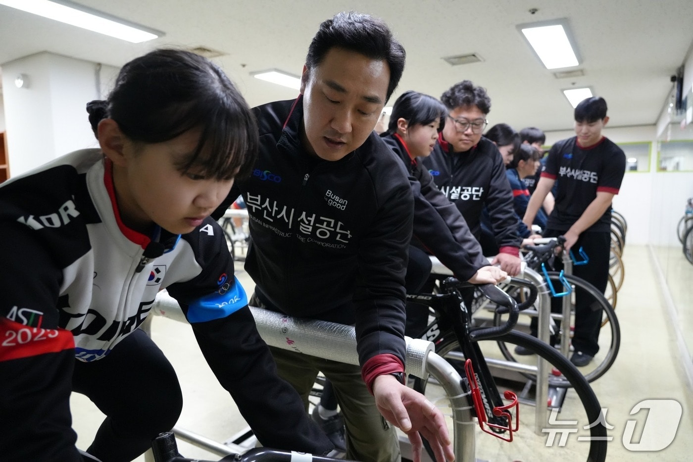 부산시설공단은 18일 지역 청소년 선수들을 대상으로 사이클 재능기부 프로그램 '사이클 꿈나무 동행 프로젝트'를 진행했다. (부산시설공단 제공. 재판매 및 DB금지)