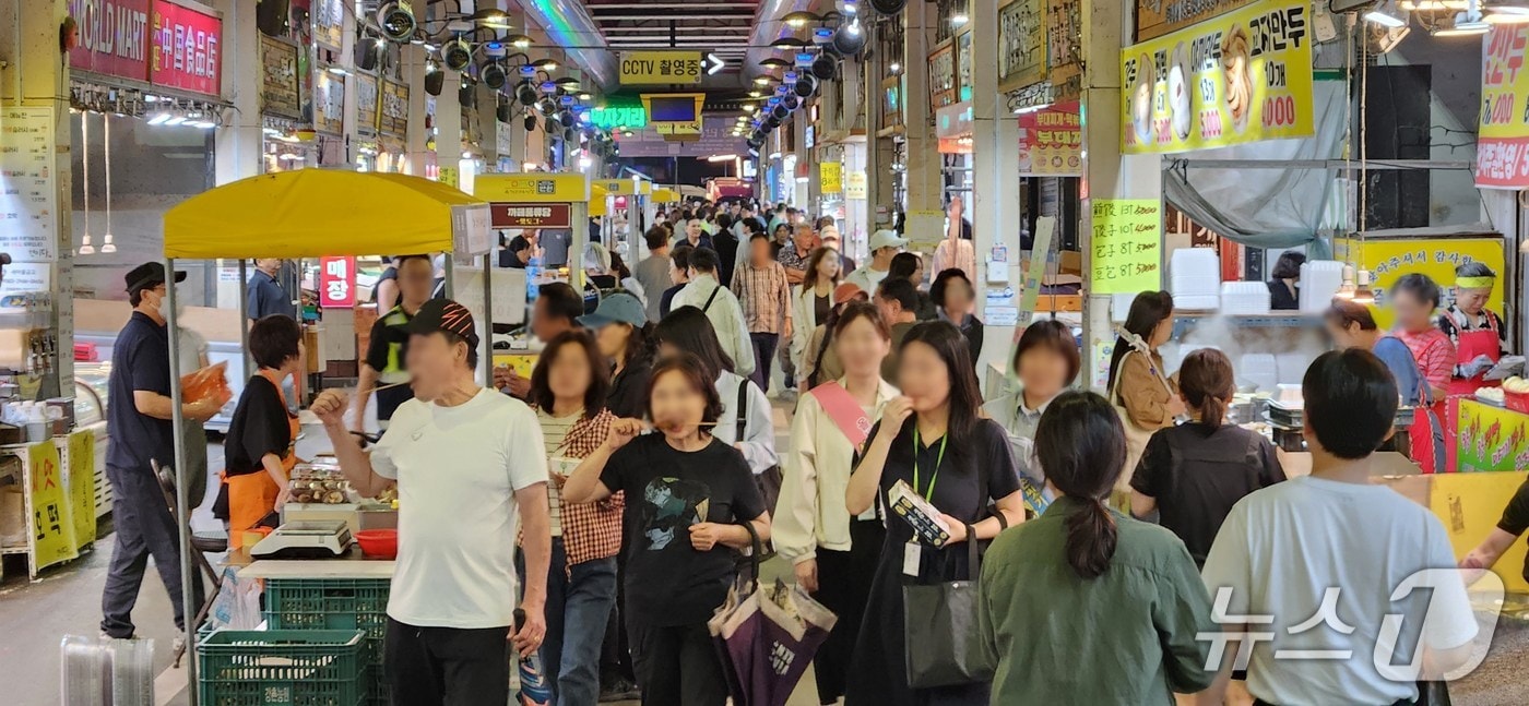 지난해 육거리야시장 만원.(청주시 제공. 재판매 및 DB금지)