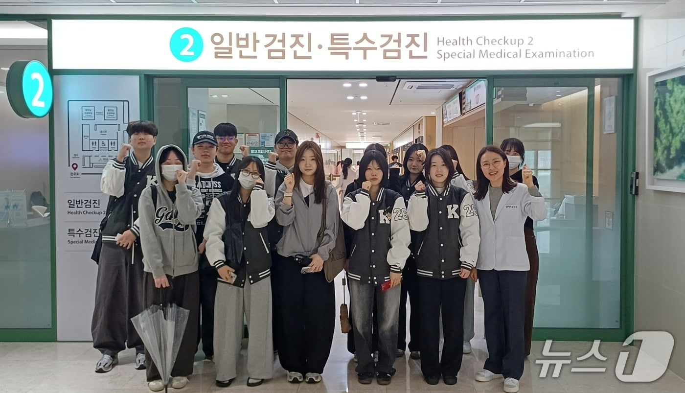 맨 오른쪽이 김두리 보건진료소장.(건양대학교 제공.재판매 및 DB금지)/뉴스1