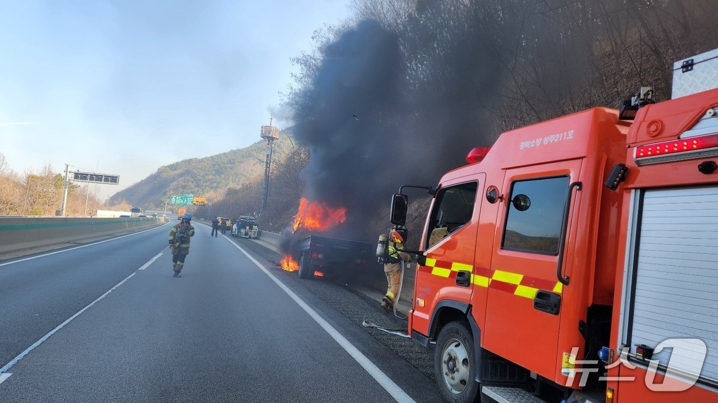 19일 오전 8시29분쯤 경북 성주군 초전면 용봉리 중부내륙고속도로 양평 방향 100㎞ 지점을 달리던 1톤 화물차에 불이나 소방대원들이 진화하고 있다.(경북소방본부 제공. 재판매 및 DB 금지)2026.3.19/뉴스1