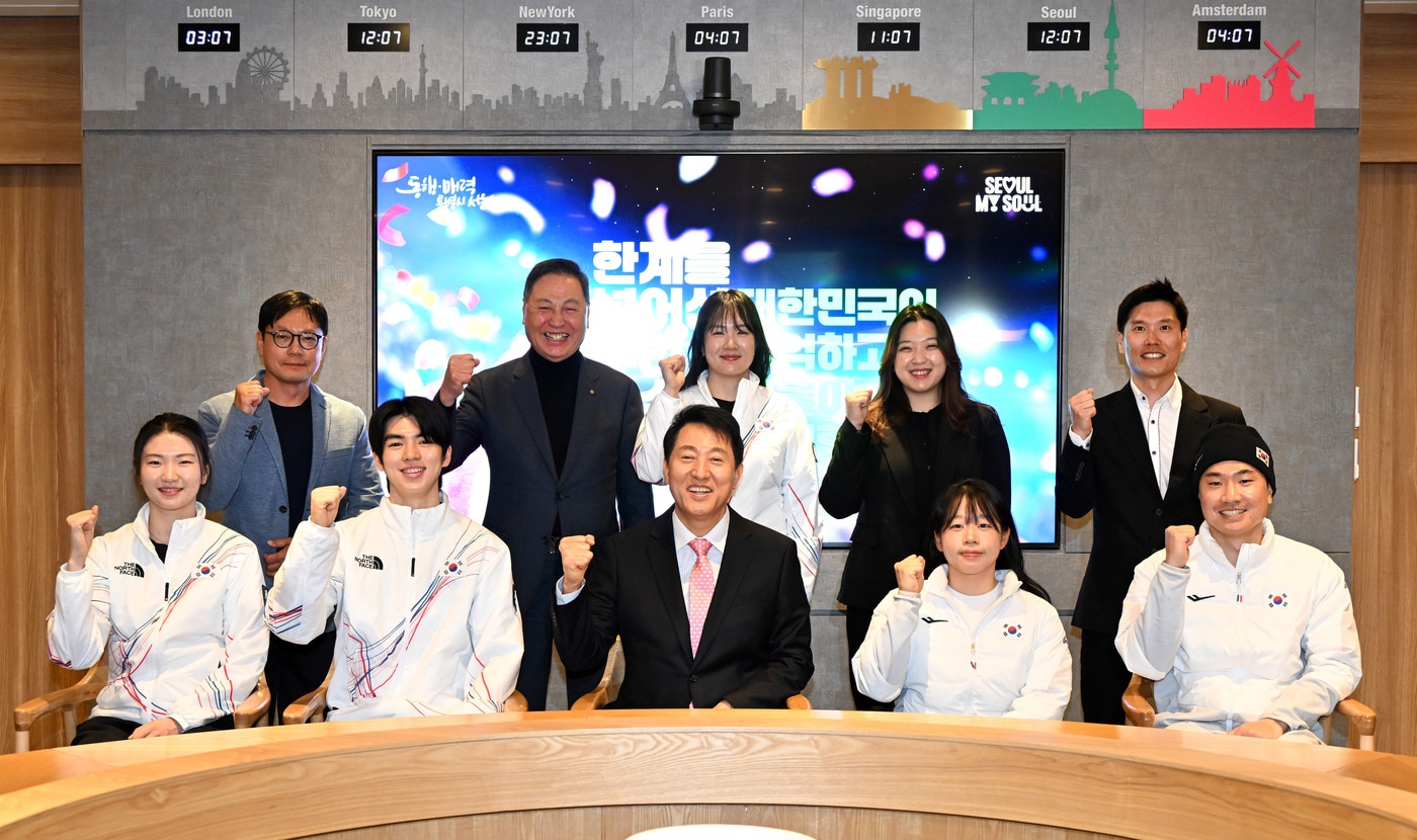 사진5. 오세훈 서울시장이 19일 2026 밀라노？코르티나 동계올림픽에 출전한 서울대표 선수단과 기념사진을 촬영하고 있다.(서울시 제공)