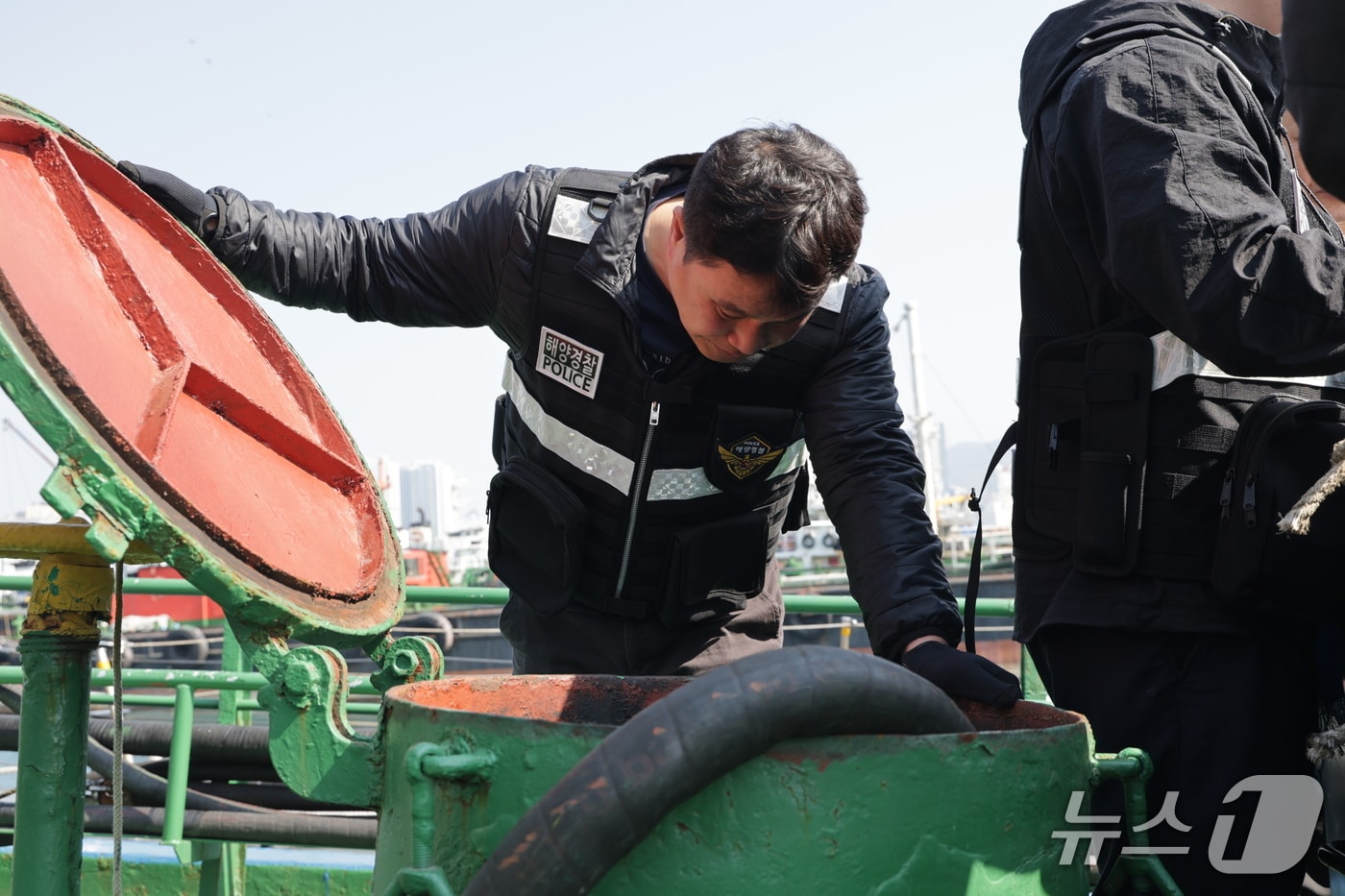 해경이 해상 석유 불법행위 특별단속을 실시하는 모습 (해경 제공. 재판매 및 DB금지)