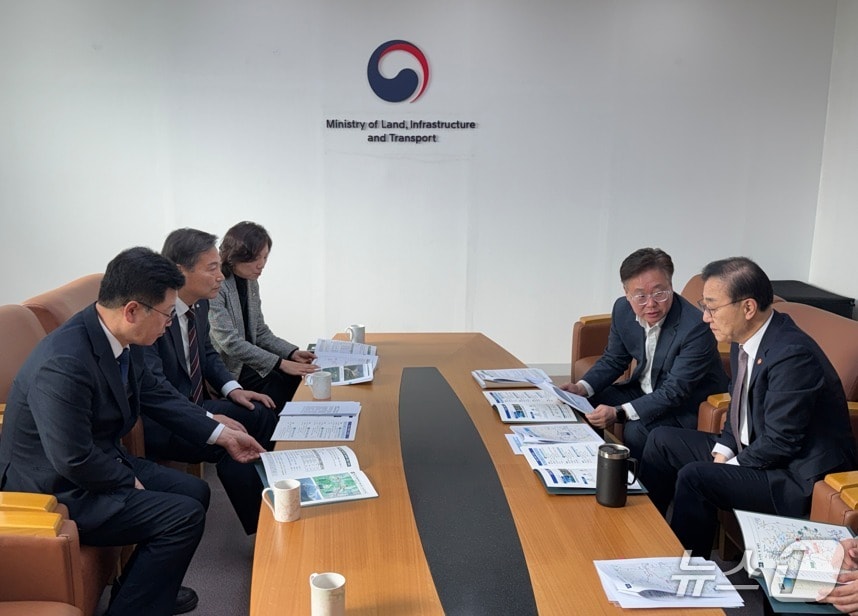 19일 전춘성 전북 진안군수(왼쪽 두번째)가 김윤덕 국토교통부 장관을 만나 현안을 설명하고 있다.(진안군제공. 재판매 및 DB금지)2026.3.19/뉴스1