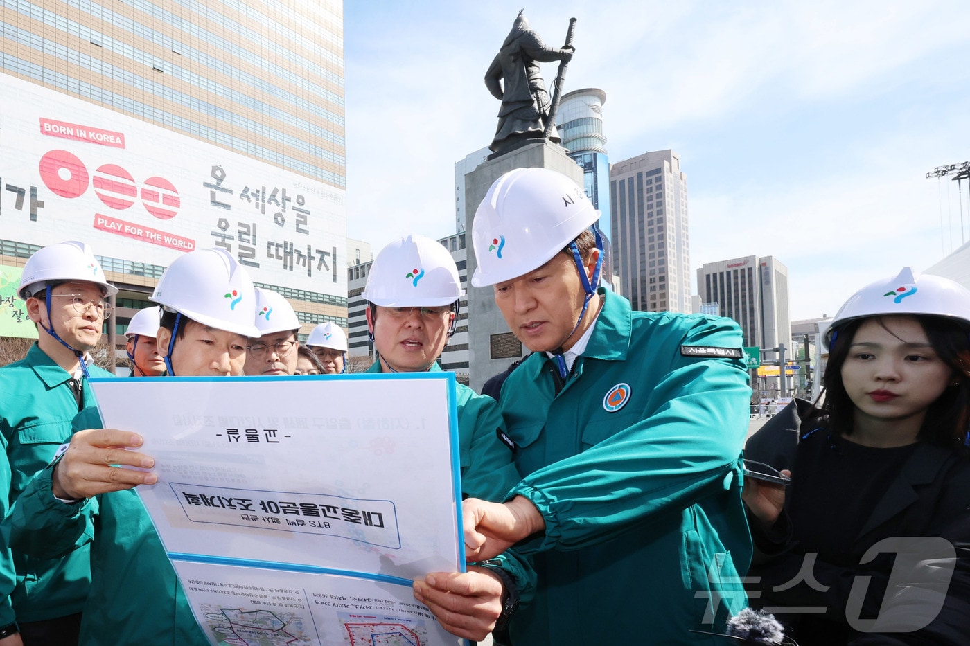 오세훈 서울시장이 19일 서울 종로구 광화문광장에서 방탄소년단(BTS) 공연 준비 현장을 점검하고 있다. (공동취재) 2026.3.19 ⓒ 뉴스1 최지환 기자