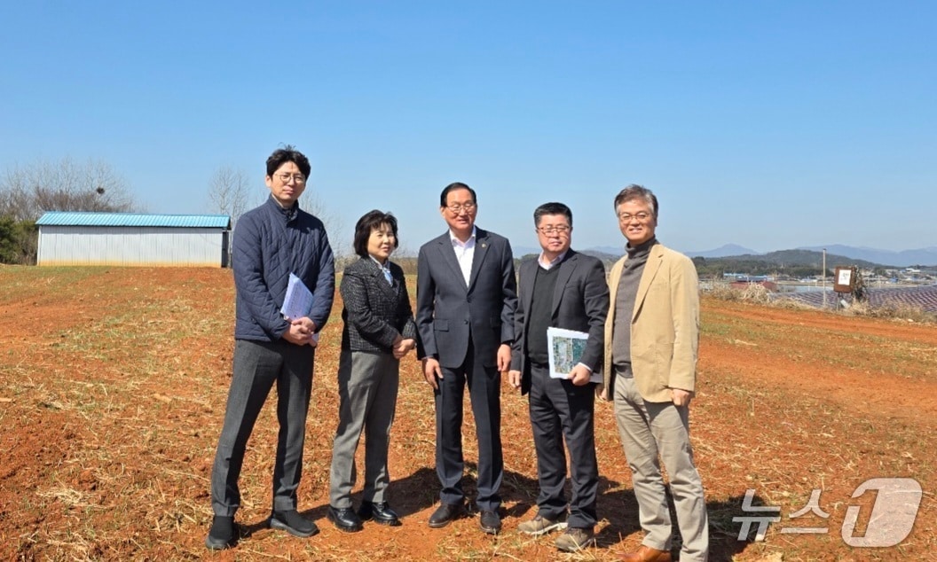 19일 임승식 전북도의원(왼쪽 세번째)이 정읍시의 스마트농업 육성 지구 공모사업 현장을 방문해 점검했다.(의회제공. 재판매 및 DB금지)2026.3.19/뉴스1