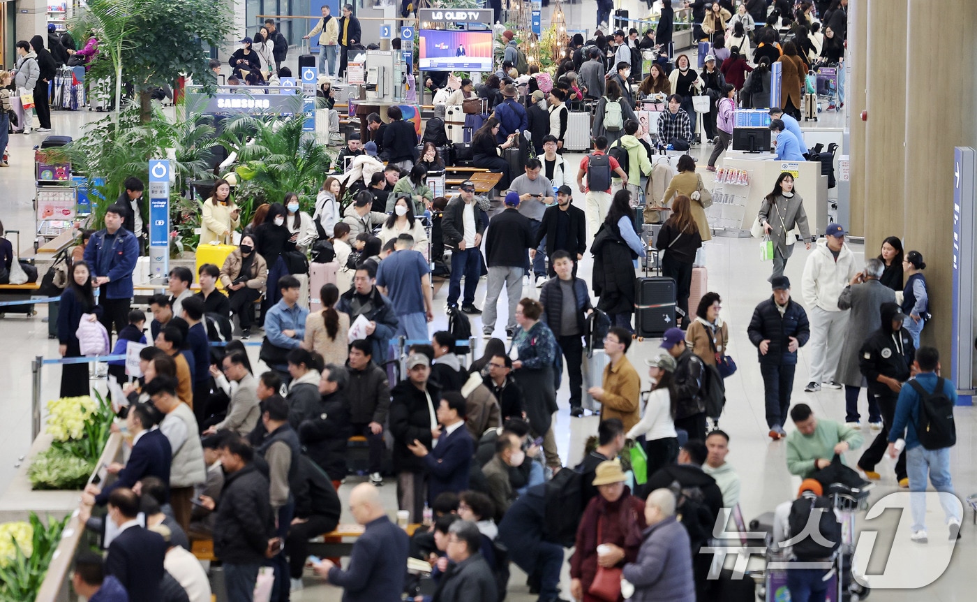 19일 인천국제공항에서 외국인 관광객들이 입국하고 있는 모습. 2026.3.19 ⓒ 뉴스1 박지혜 기자