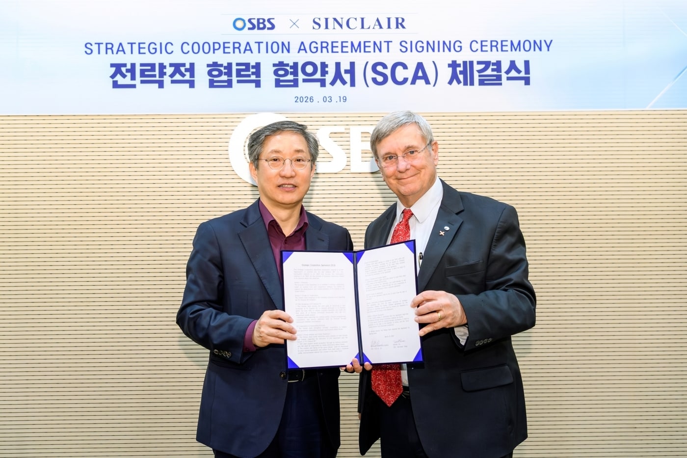 방문신 SBS 사장(왼쪽)과 델 팍스 싱클레어 기술 총괄 사장 / 사진제공=SBS