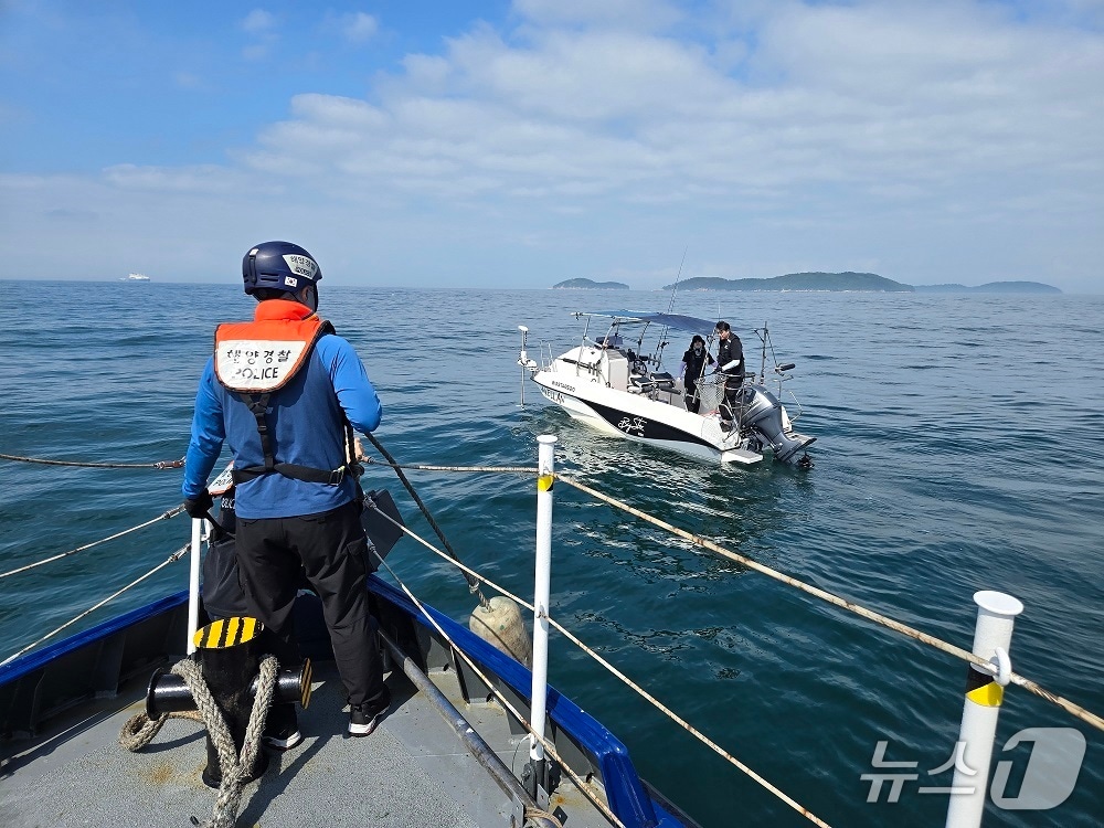  평택해양경찰서 경찰관이 단속활동을 펼치고 있다.(평택해경 제공)