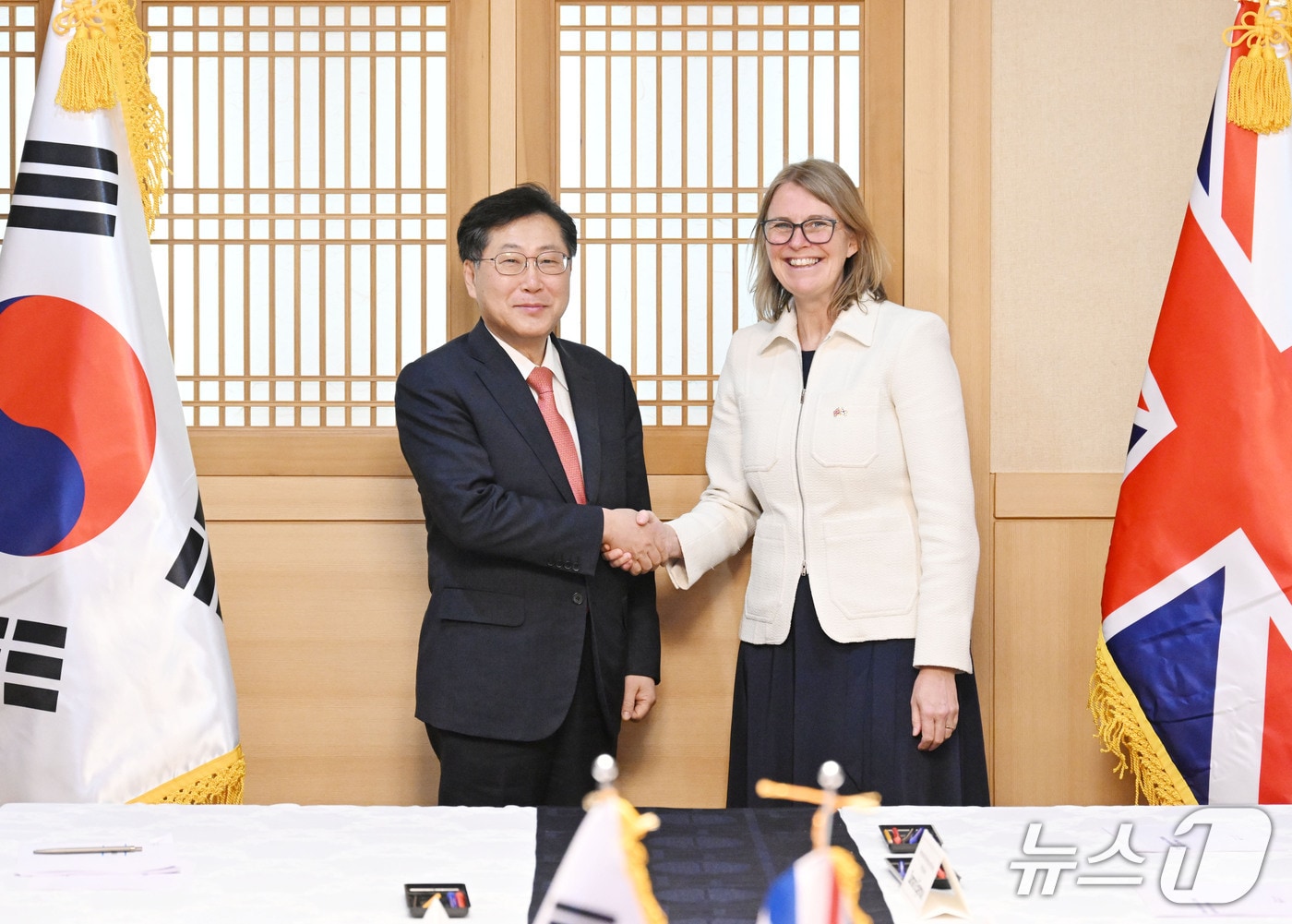 19일 정부서울청사에서 열린 '제2차 한영 경제금융대화'에서 최지영 재정경제부 국제경제관리관과 린지 화이트 영국 재무부 국제차관보가 기념촬영을 하고 있다(재경부 제공). 2026.3.19/뉴스1