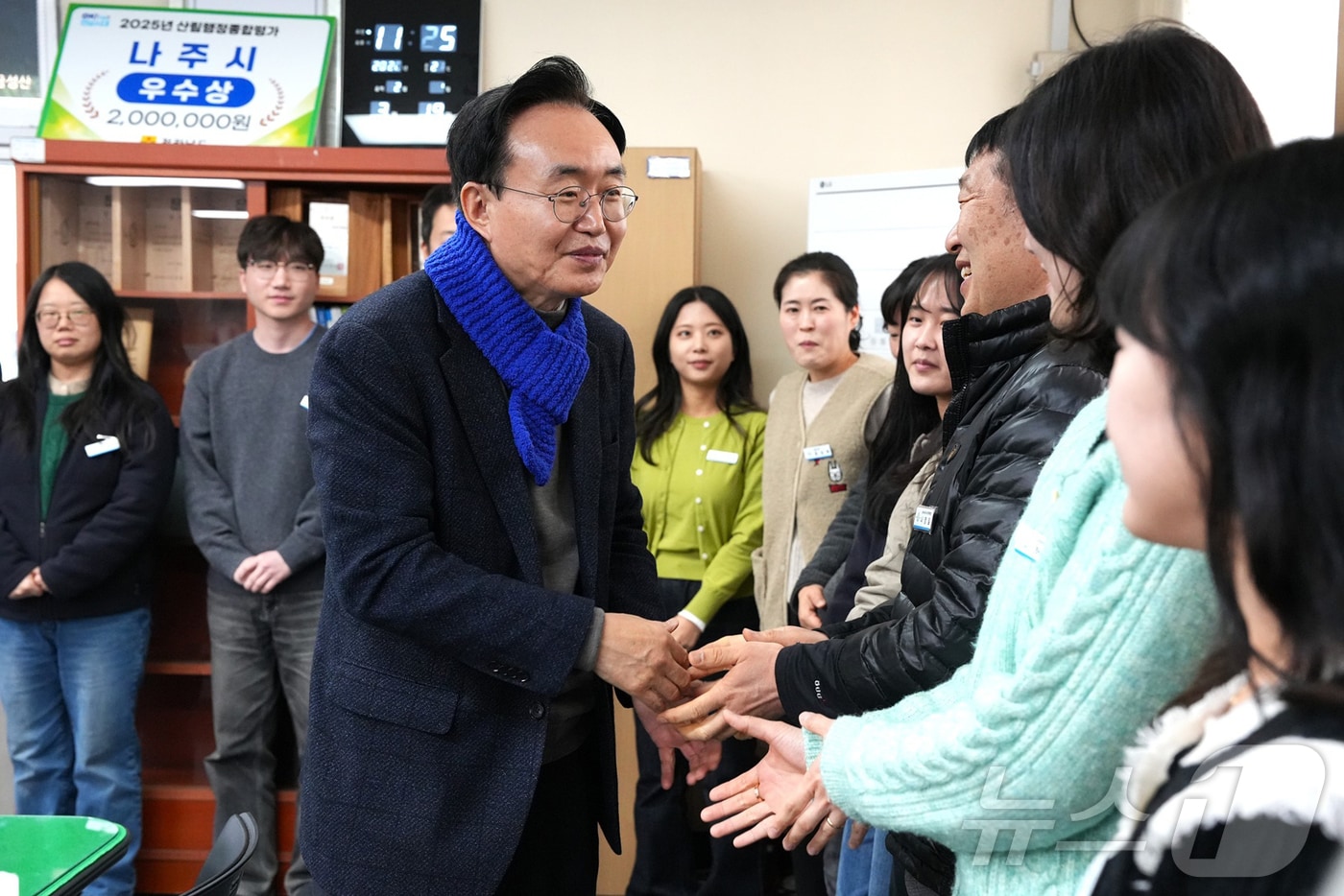 19일 제9회 전국동시지방선거 나주시장 예비후보로 등록한 윤병태 나주시장이 시청 직원들과 인사를 나누고 있다.(나주시 제공, 재배포 및 DB 금지) ⓒ 뉴스1