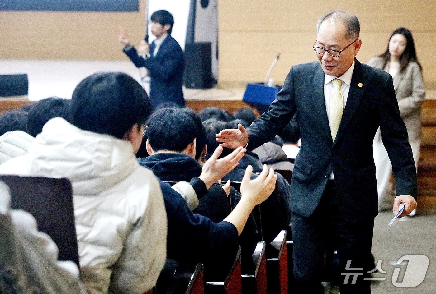 이재용 영남이공대 총장이 '신입생 웰컴 토크 콘서트'에서 신입생들과 손을 부딪히며 인사를 나누고 있다. (영남이공대 제공. 재판매 및 DB금지)