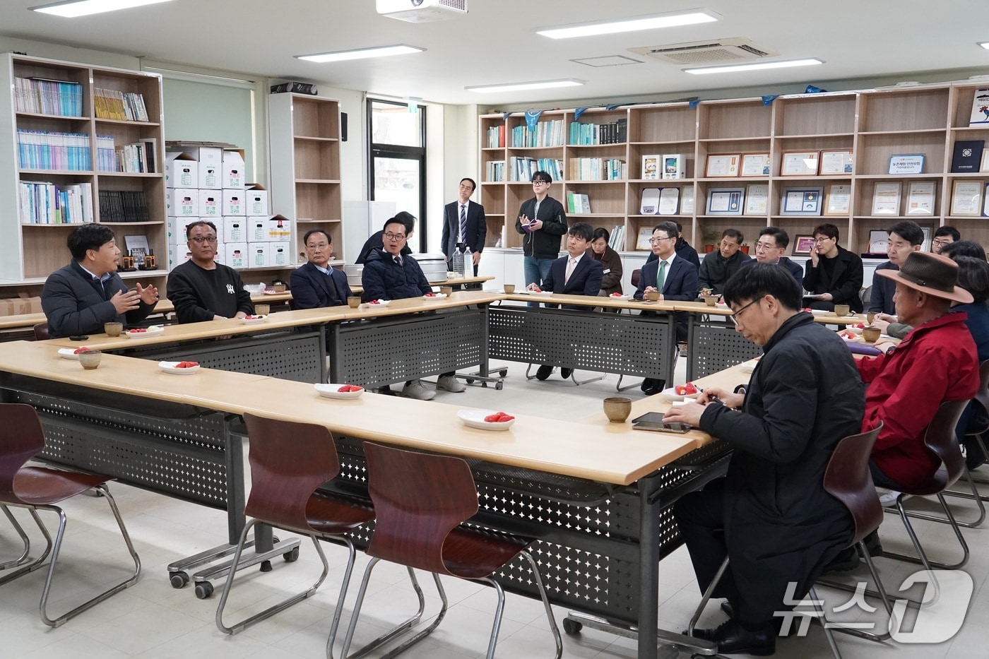 박은식 산림청장이 경기 양평군에서 임업인들과 산림 현장 애로사항을 청취하고 있다. (산림청 제공. 재판매 및 DB 금지)/뉴스1