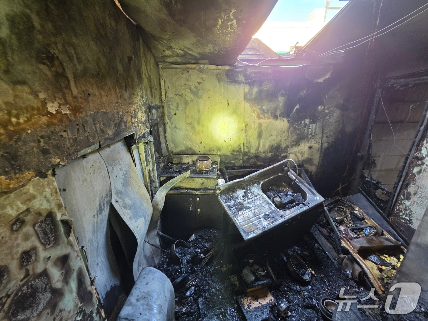 19일 낮 12시 41분쯤 광주 광산구 송정동의 한 단독주택에서 불이나 소방당국이 진화하고 있다.(광주 광산소방 제공. 재판매 및 DB 금지)