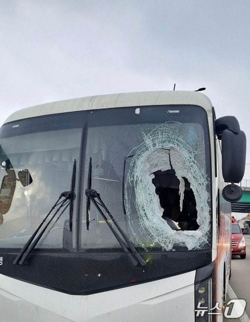 화물차 바퀴가 충격한 고속버스. (경기도소방재난본부 제공. 재판매 및 DB 금지) 2026.3.18/뉴스1