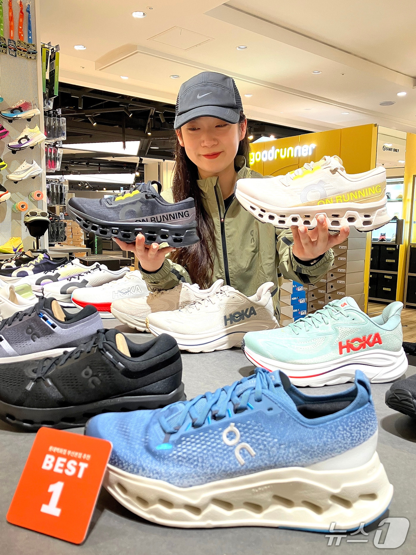 롯데백화점 부산본점 관계자가 러닝화 제품을 소개하고 있다.(롯데백화점 부산본점 제공. 재판매 및 DB 금지)