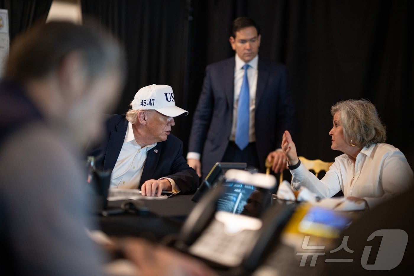 미국 백악관이 1일(현지시간) 공개한 지난달 28일 대(對)이란 군사작전 '에픽 퓨리(Epic Fury) 상황실. 도널드 트럼프 미국 대통령의 자택인 플로리다주 마러라고에 트럼프와 마코 루비오 국무장관, 댄 케인 합참의장, 수지 와일스 백악관 비서실장 등이 모여 있다.(백악관 엑스 계정, 재판매 및 DB금지) ⓒ 뉴스1 