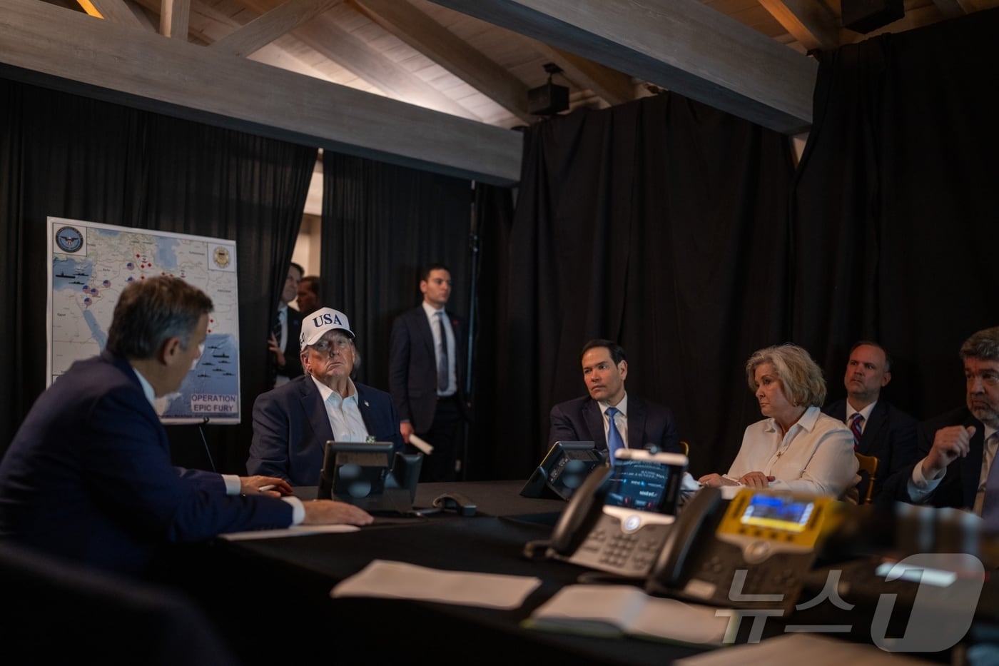 미국 백악관이 공개한 지난달 28일 대(對)이란 군사작전 '에픽 퓨리'(Epic Fury) 진행 점검 상황실. 도널드 트럼프 미국 대통령의 자택인 플로리다주 마러라고에 트럼프와 마코 루비오 국무장관, 수지 와일스 백악관 비서실장 등이 모여 있다.(백악관 엑스 계정, 재판매 및 DB금지) ⓒ 뉴스1 류정민 특파원