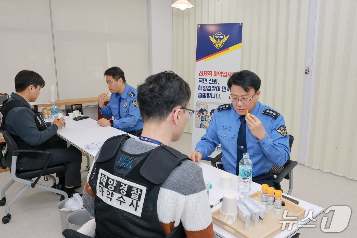 해양경찰청(청장 직무대행 장인식 차장)은 2월 26일 오전 인천 연수구 해양경찰청 본청에서 지휘부 등 고위직을 포함한 내부 직원 대상 사전마약검사에 직접 참여하여 국민 신뢰 확보를 위한 선제적 조치를 이어갔다.(해경청 제공. 재배포 및 DB금지)2026.3.2/뉴스1