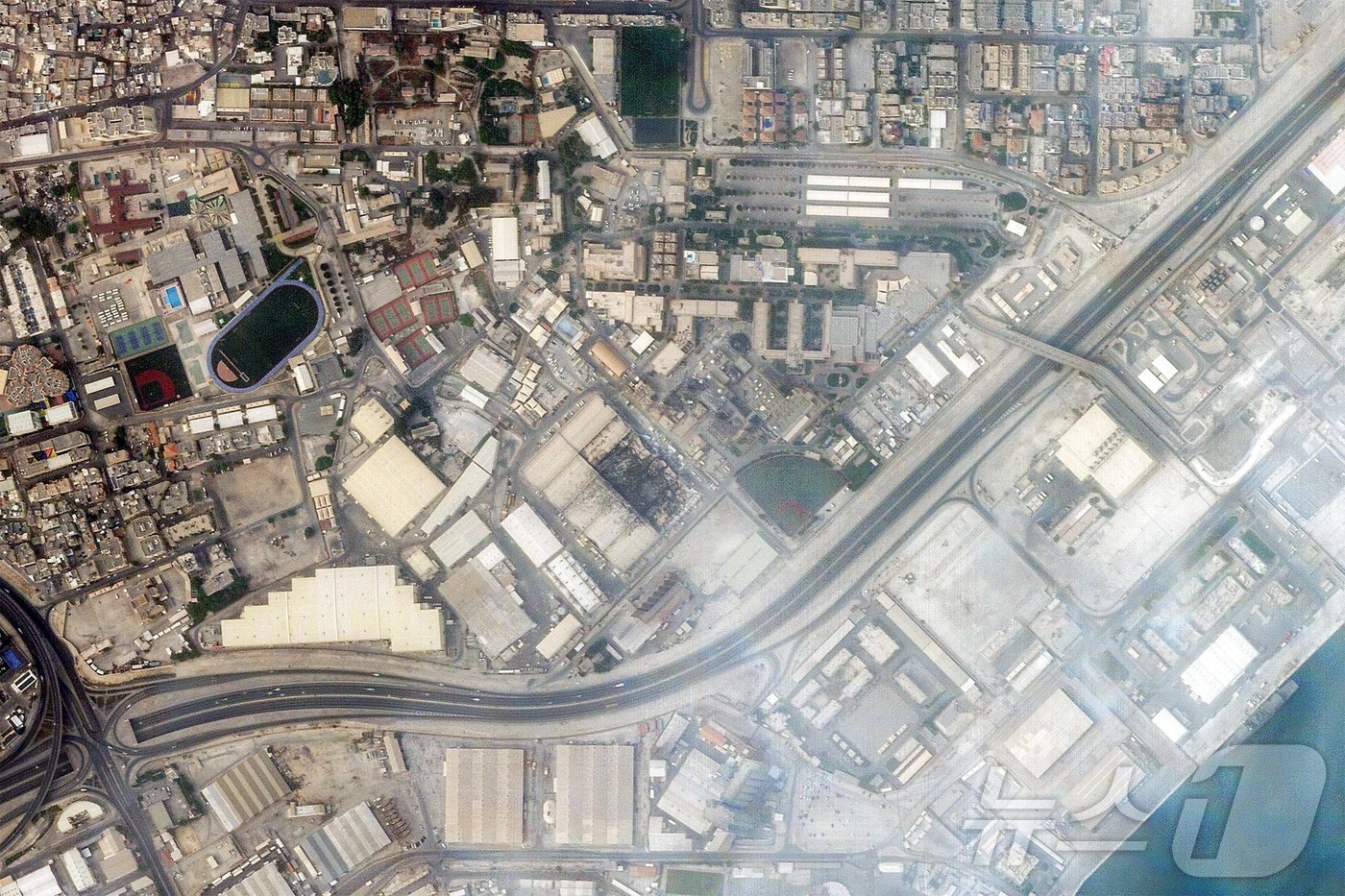 민간 위성 운영사인 플래닛 랩스는 1일(현지시간) 이란의 공격을 받은 뒤 바레인의 미 해군 제5함대 기지에서 연기가 피어오르는 모습이 담긴 사진을 공개헀다. 2026.3.1. ⓒ 뉴스1 ⓒ AFP=뉴스1