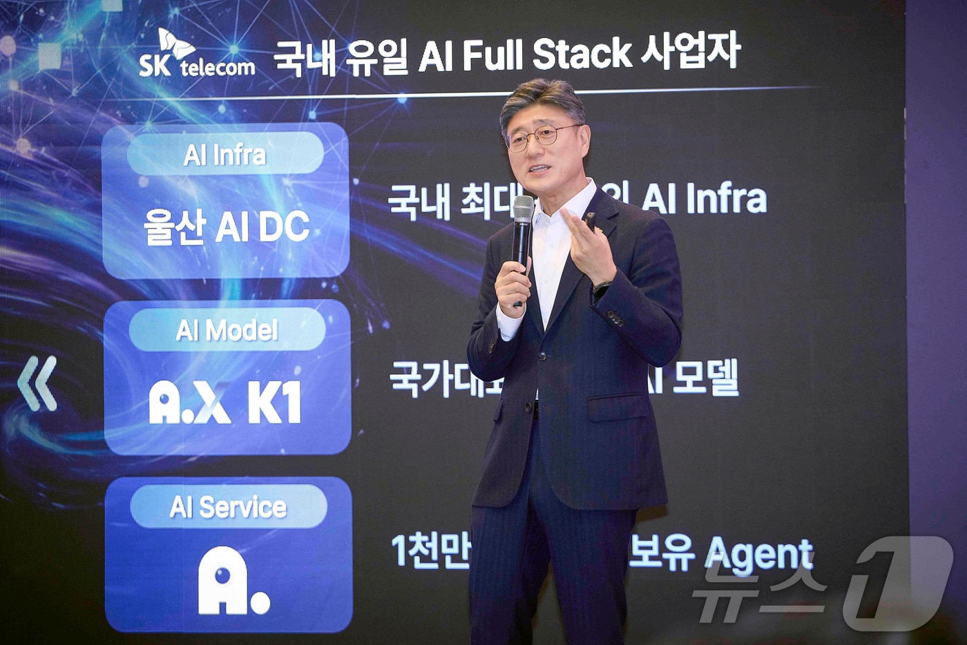 정재헌 SK텔레콤 CEO가 지난 3월1일(현지 시간) 스페인 바르셀로나에서 열린 모바일월드콩그레스2026(MWC26) 기자간담회에서 AI 인프라의 재편과 대규모 투자 계획을 포함한 ‘AI 네이티브’ 혁신 전략을 발표하고 있다. (SKT 제공. 재판매 및 DB금지) 2026.3.2 ⓒ 뉴스1