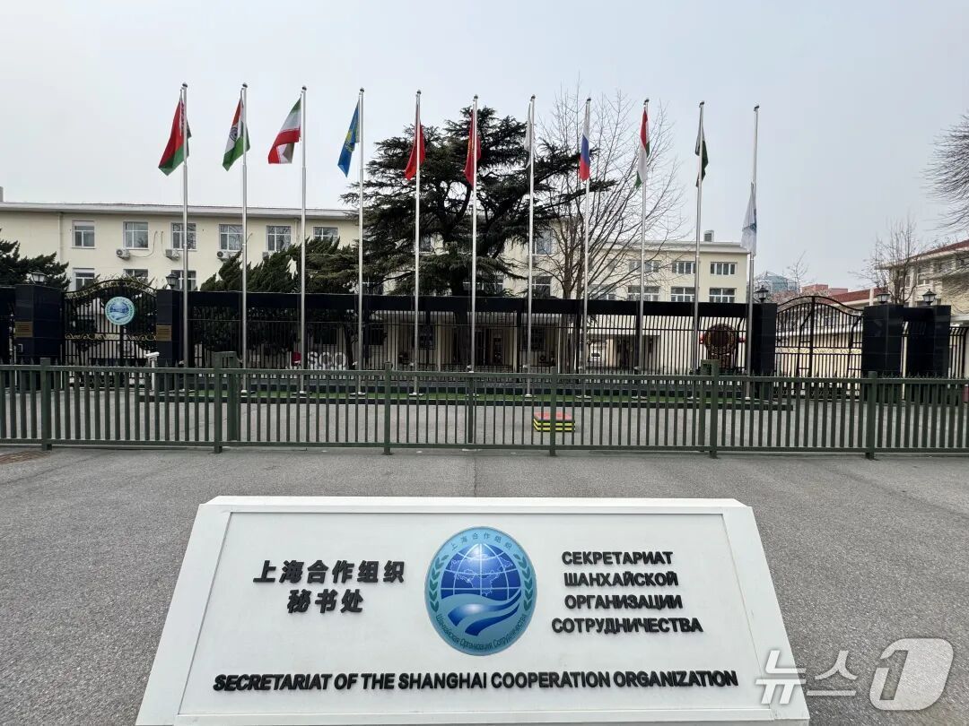 중국 베이징에 위치한 SCO 사무국에 아야톨라 알리 하메네이 이란 최고 지도자 사망을 애도하는 조기가 게양됐다. (SCO 사무국 계정)