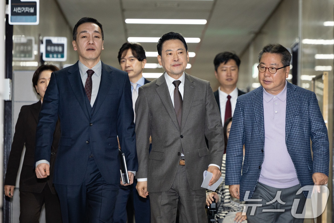 국민의힘 김민수 최고위원, 장동혁 대표, 조광한 최고위원(앞줄 왼쪽부터)이 2일 서울 여의도 국회에서 열린 최고위원회의에 참석하고 있는 모습. 2026.3.2 ⓒ 뉴스1 유승관 기자