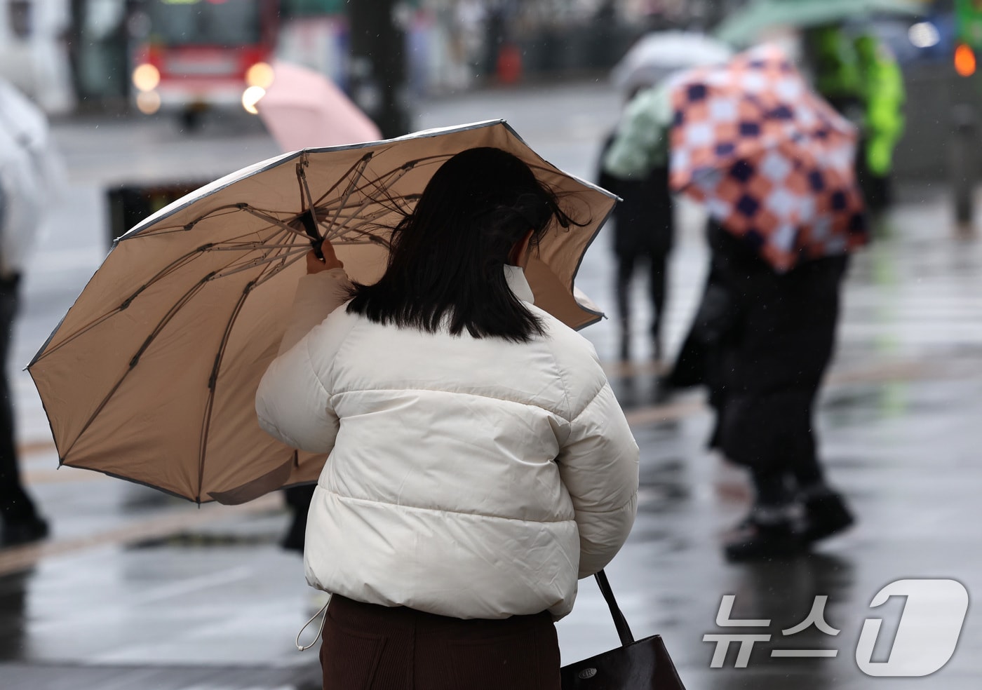 전국 대부분의 지역에 비가 내린 2일 오전 우산을 쓴 시민이 비바람을 맞으며 발걸음을 옮기고 있다. 2026.3.2 ⓒ 뉴스1 구윤성 기자