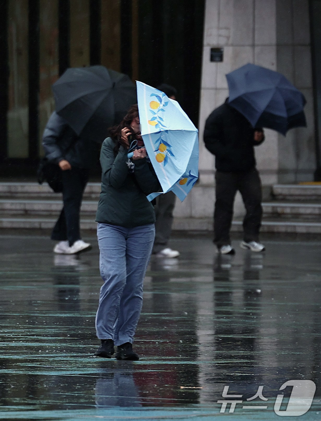 전국 대부분의 지역에 비가 내린 2일 오전 서울 광화문광장에서 우산을 쓴 시민들이 걷고 있다. 2026.3.2 ⓒ 뉴스1 구윤성 기자