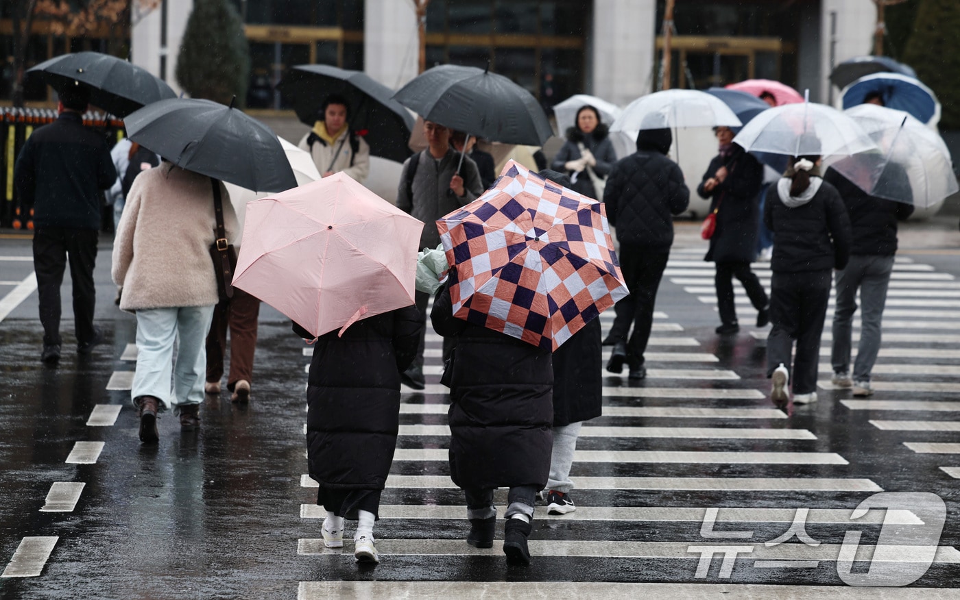 우산 쓴 시민 지료사진 ⓒ 뉴스1 구윤성 기자