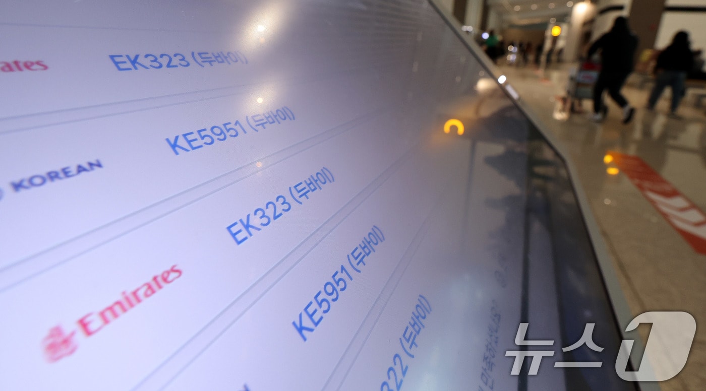 미국과 이스라엘이 이란을 공습하면서 두바이 국제공항 등 중동의 주요 공항들이 줄줄이 폐쇄되고 있는 가운데 2일 인천국제공항에 두바이행 항공편이 중동 긴장 고조 여파로 운항 여부가 불투명한 상황이다. 대한항공은 오는 5일까지 각각 인천과 두바이에서 출발하는 KE951편과 KE952편을 결항시키기로 결정했다. 2026.3.2 ⓒ 뉴스1 박지혜 기자