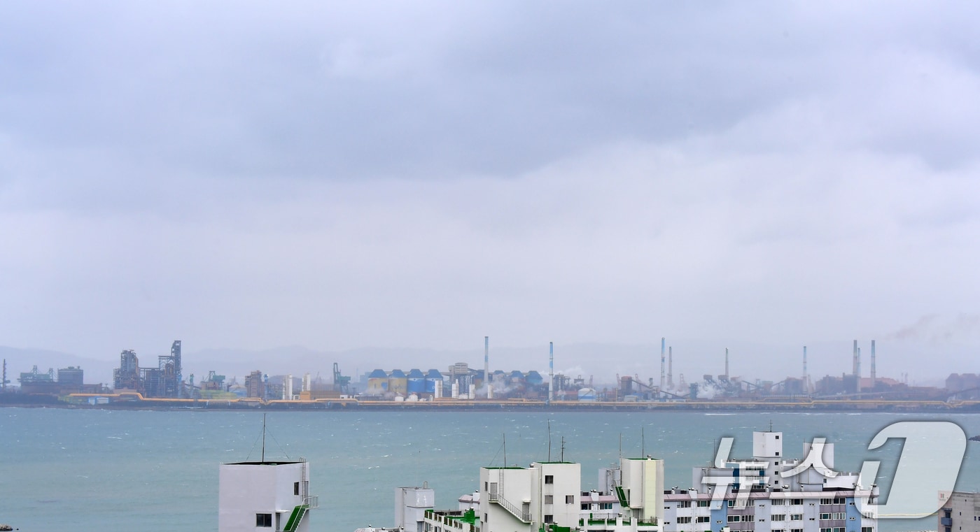 2일 경북 포항시 전역에 봄비가 내리는 기운데 포스코 포항제철소 주변이 비구름에 덮여있다. 2026.3.2 ⓒ 뉴스1 최창호 기자