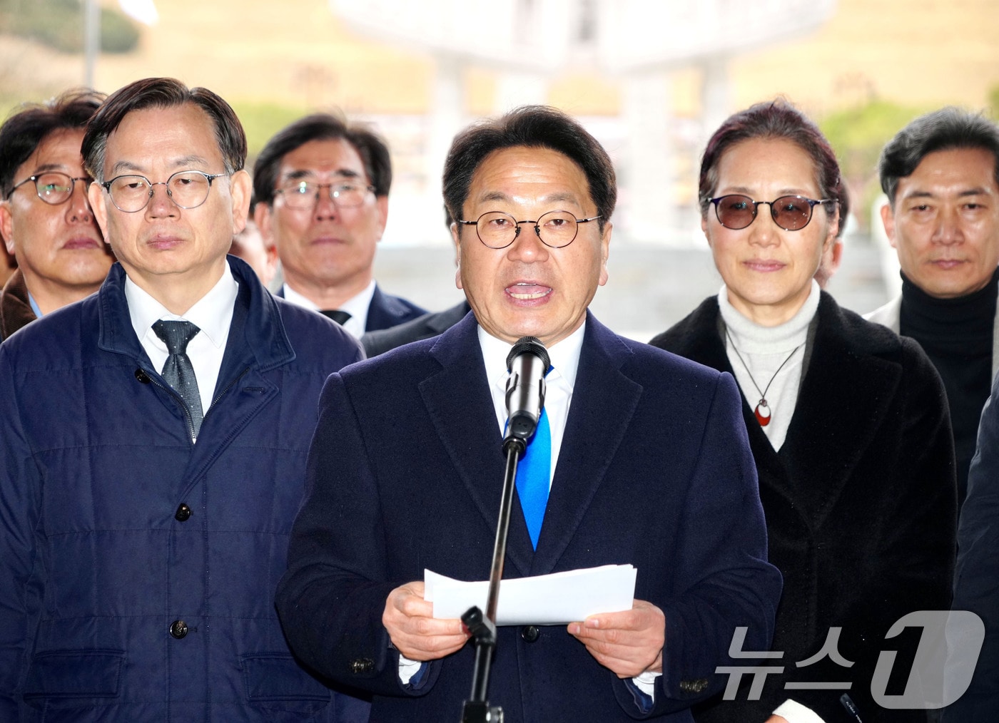 강기정 광주시장이 2일 광주 북구 운정동 국립5·18민주묘지를 참배한 후 민주의문 앞에서 '전남·광주 통합특별시 설치 특별법' 국회 본회의 통과에 따른 입장문을 발표하고 있다. (광주시 제공. 재판매 및 DB 금지) 2026.3.2 