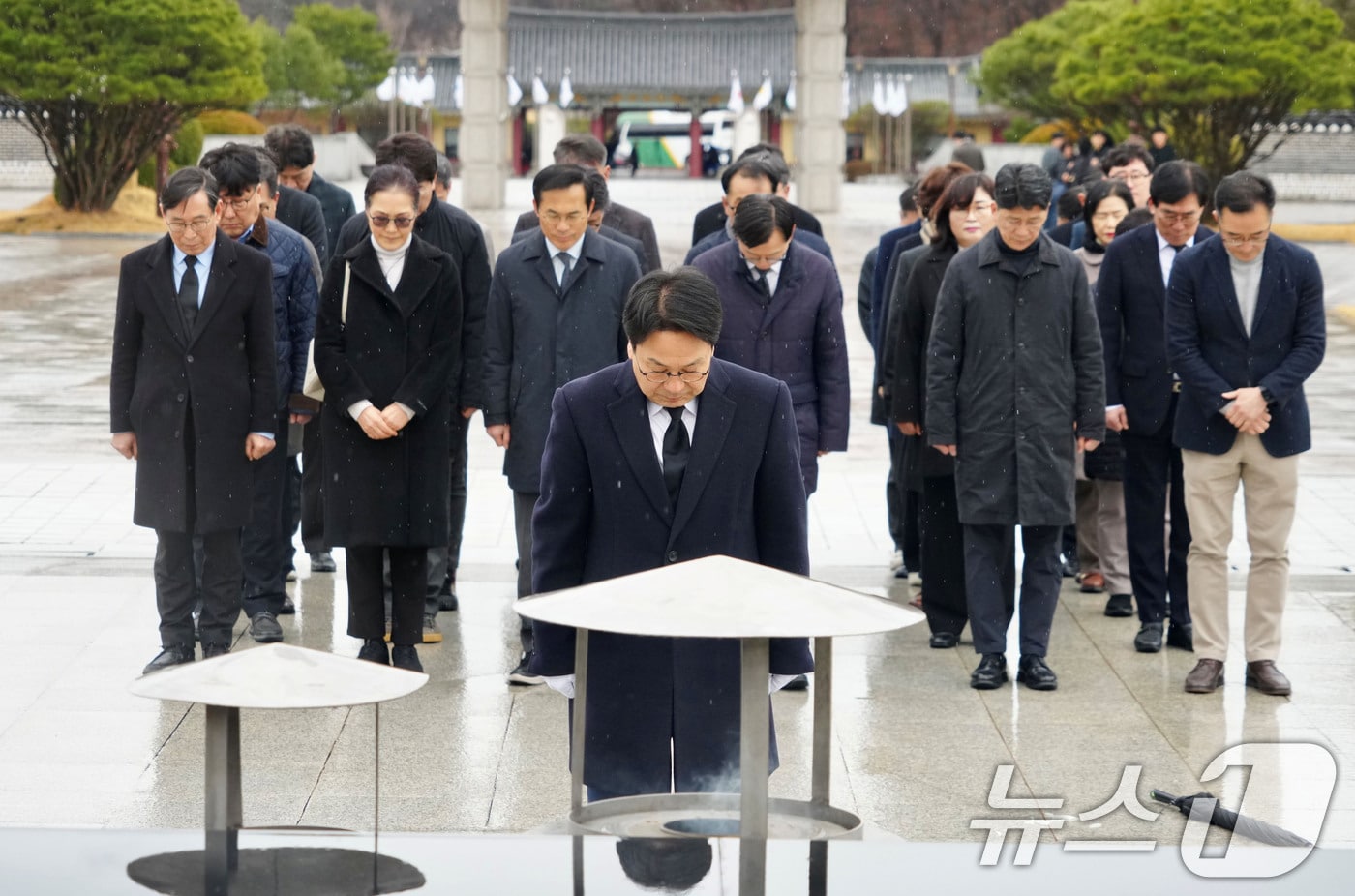 강기정 광주시장이 2일 광주 북구 운정동 국립5·18민주묘지를 참배하고 있다. (광주시 제공. 재판매 및 DB 금지) 2026.3.2 ⓒ 뉴스1 이승현 기자